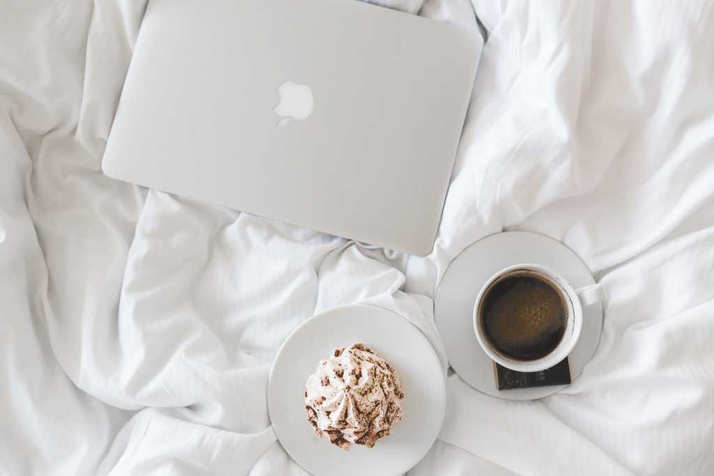 mac-white-sheets-coffee
