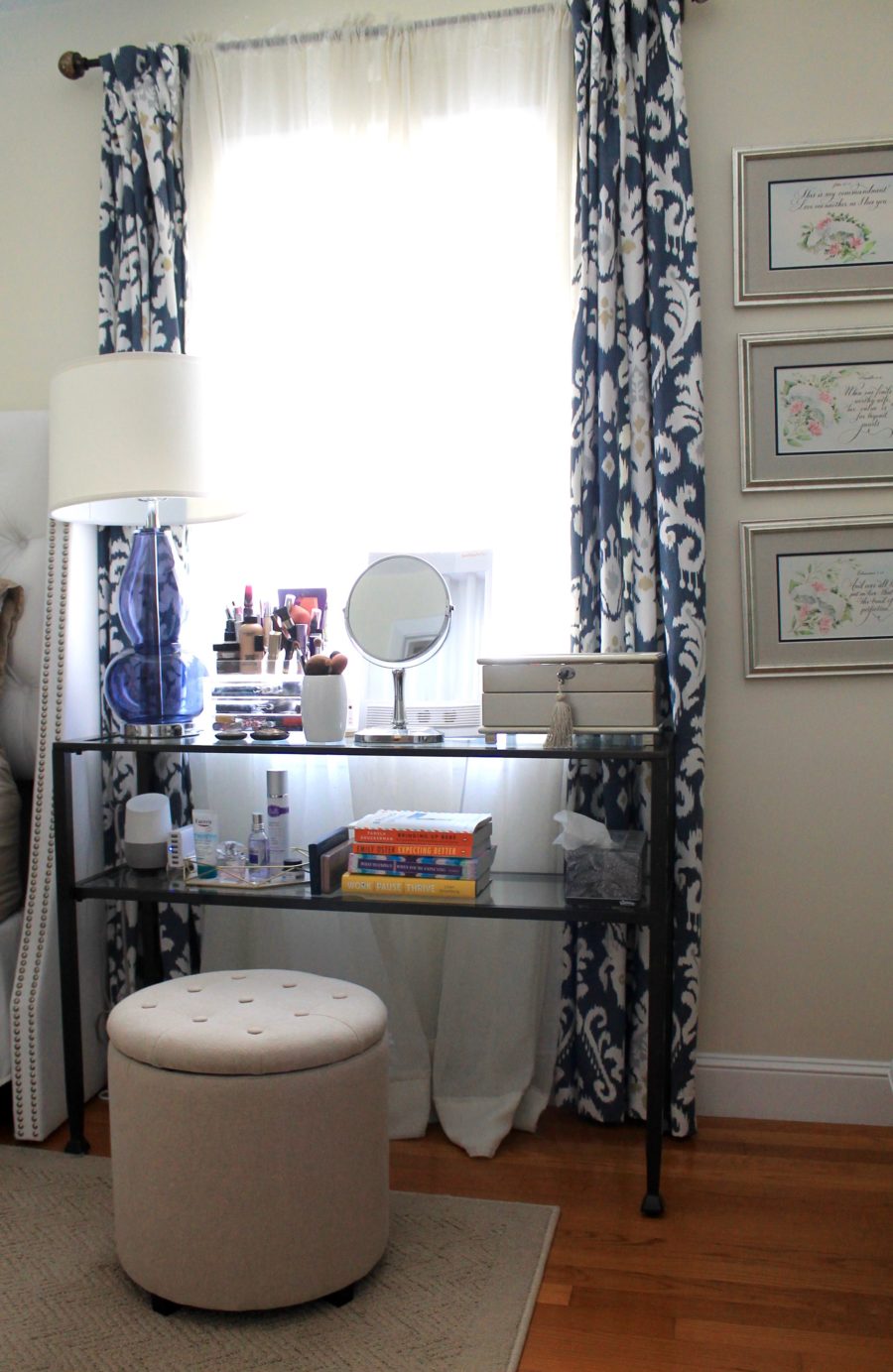 A Small Space Bedroom Makeup Table, Console Table Vanity