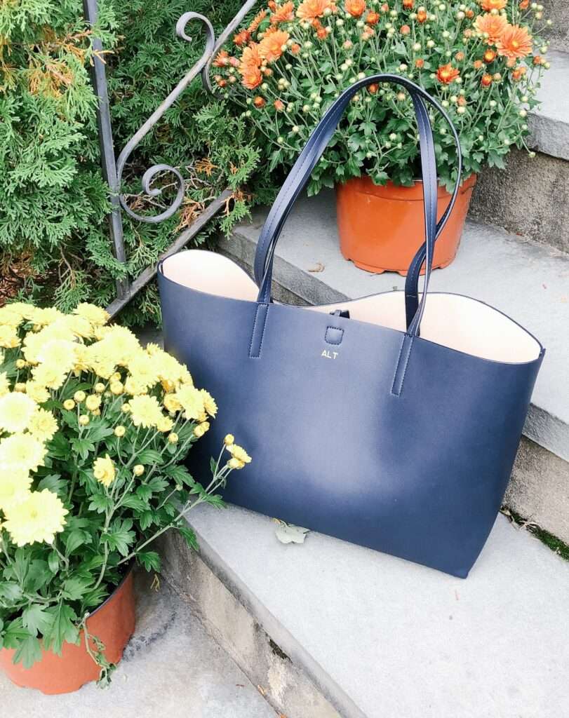 The perfect tote bag for the working woman - with a monogram, of course! feathersandstripes.com